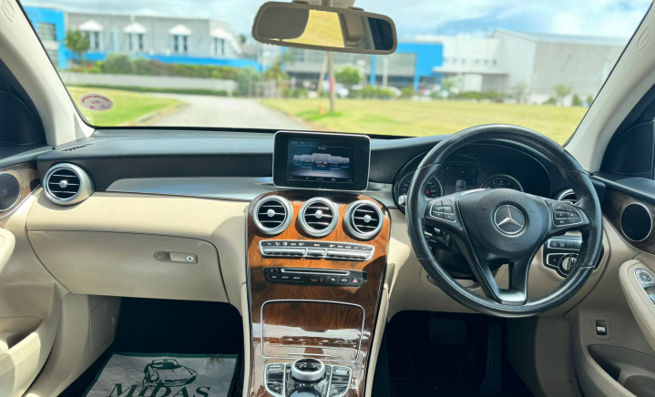 Inchcape Barbados: MERCEDES GLC 300 4MATIC Coupé  (Stock Number: LV0007215) slider 3